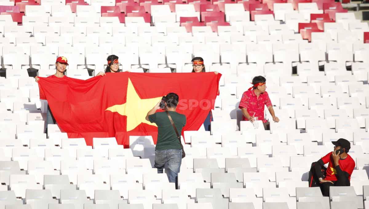 Beberapa suporter Vietnam terlihat hadir langsung pada laga leg pertama semifinal Piala AFF 2022 antara Timnas Indonesia vs Vietnam di Stadion GBK, Jumat (06/01/23).