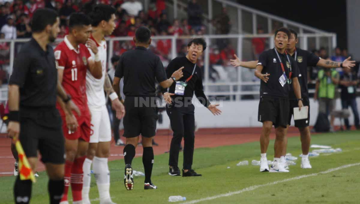 Aksi protes pelatih Shin Tae-yong atas keputusan wasit pada laga leg pertama semifinal Piala AFF 2022 antara Timnas Indonesia vs Vietnam di Stadion GBK, Jumat (06/01/23).