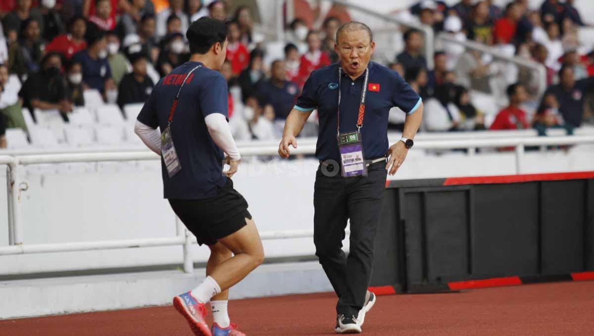 Pelatih Park Hang-seo (kanan) berdiskusi dengan asistennya di sela-sela laga leg pertama semifinal Piala AFF 2022 antara Timnas Indonesia vs Vietnam di Stadion GBK, Jumat (06/01/23).