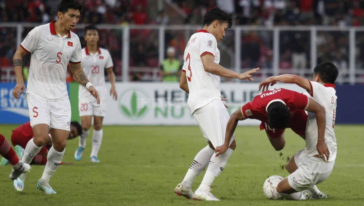 Asnawi Mangkualam dijatuhkan dua pemain Vietnam pada laga leg pertama semifinal Piala AFF 2022 antara Timnas Indonesia vs Vietnam di Stadion GBK, Jumat (06/01/23).