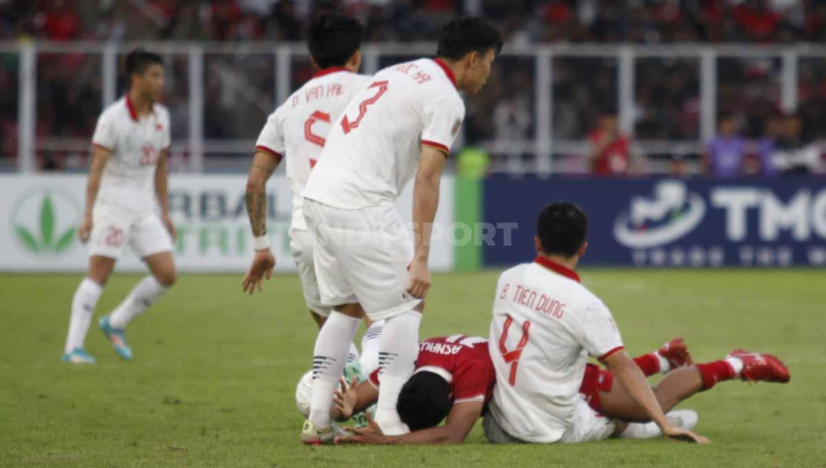Asnawi Mangkualam dijatuhkan dua pemain Vietnam pada laga leg pertama semifinal Piala AFF 2022 antara Timnas Indonesia vs Vietnam di Stadion GBK, Jumat (06/01/23).