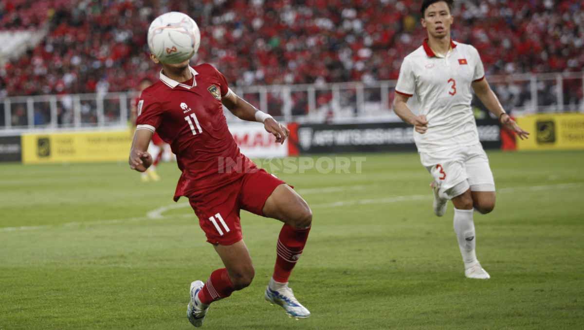 Dendi Sulistyawan (kiri) mengamankan bola dari gangguan pemain Vietnam pada laga leg pertama semifinal Piala AFF 2022 antara Timnas Indonesia vs Vietnam di Stadion GBK, Jumat (06/01/23).
