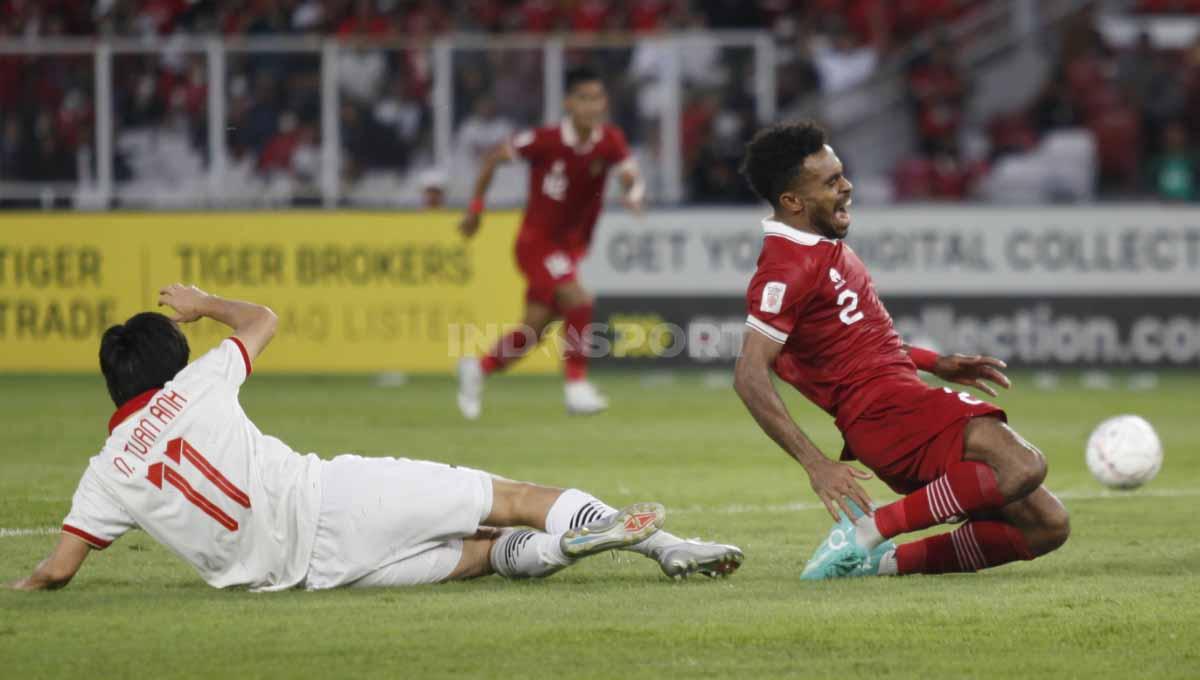 Yakob Sayuri (kanan) saat gagal memanfaatkan peluang pada pertandingan leg pertama semifinal Piala AFF 2022 antara Timnas Indonesia vs Vietnam di Stadion Gelora Bung Karno, Jumat (06/01/23).