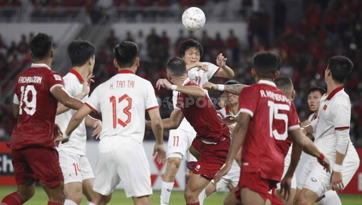 Duel udara pemain Vietnam dengan pemain Timnas Indonesia pada laga leg pertama semifinal Piala AFF 2022 antara Timnas Indonesia vs Vietnam di Stadion GBK, Jumat (06/01/23).