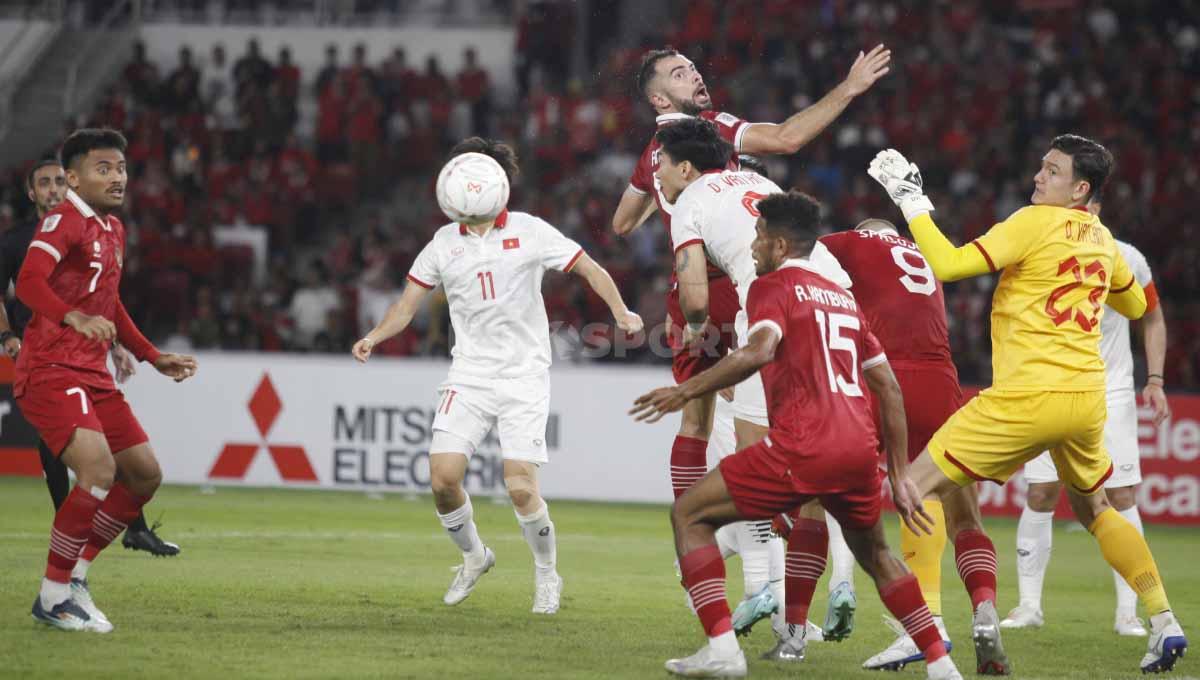 Jordi Amat gagal melakukan sundulan ke gawang Vietnam pada laga leg pertama semifinal Piala AFF 2022 antara Timnas Indonesia vs Vietnam di Stadion GBK, Jumat (06/01/23).