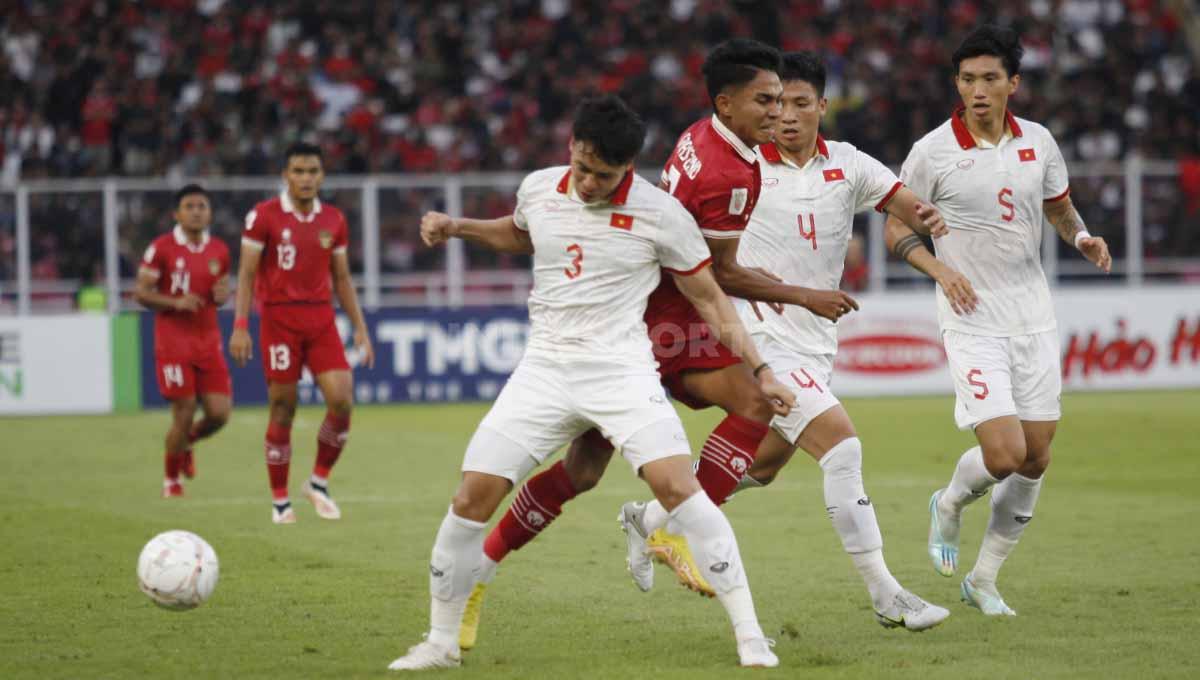 Pergerakan Marselino Ferdinan dihadang dua pemain Vietnam pada laga leg pertama semifinal Piala AFF 2022 antara Timnas Indonesia vs Vietnam di Stadion GBK, Jumat (06/01/23).