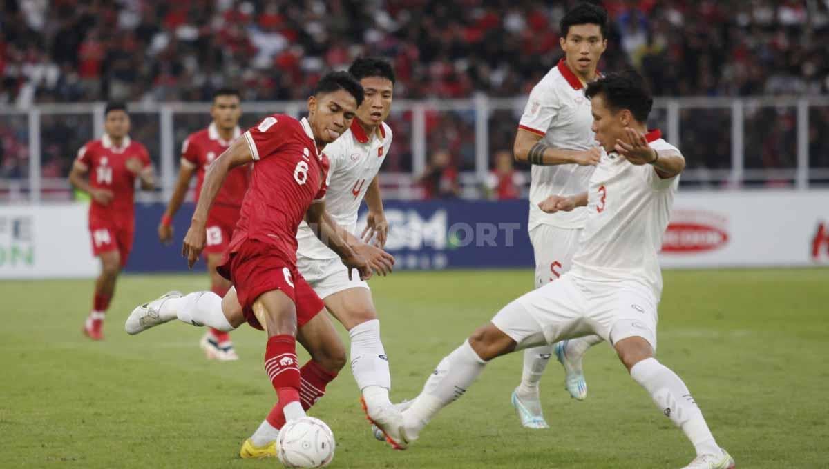 Marselino Ferdinan mencoba melewati hadangan bek Vietnam pada laga leg pertama semifinal Piala AFF 2022 antara Timnas Indonesia vs Vietnam di Stadion GBK, Jumat (06/01/23).