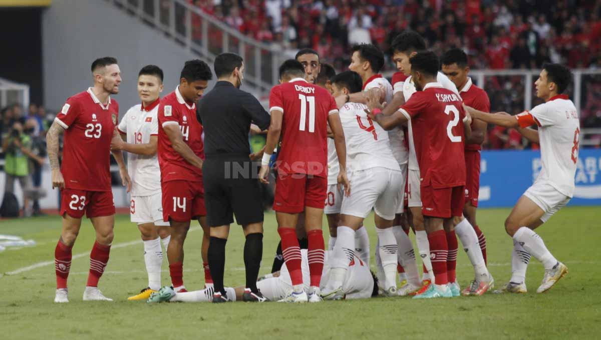 Pemain Timnas Indonesia dan Vietnam bersitegang usai Dendi Sulistyawan mendapat tekel keras dari Doan Van Hao pada laga leg pertama semifinal Piala AFF 2022 antara Timnas Indonesia vs Vietnam di Stadion GBK, Jumat (06/01/23).