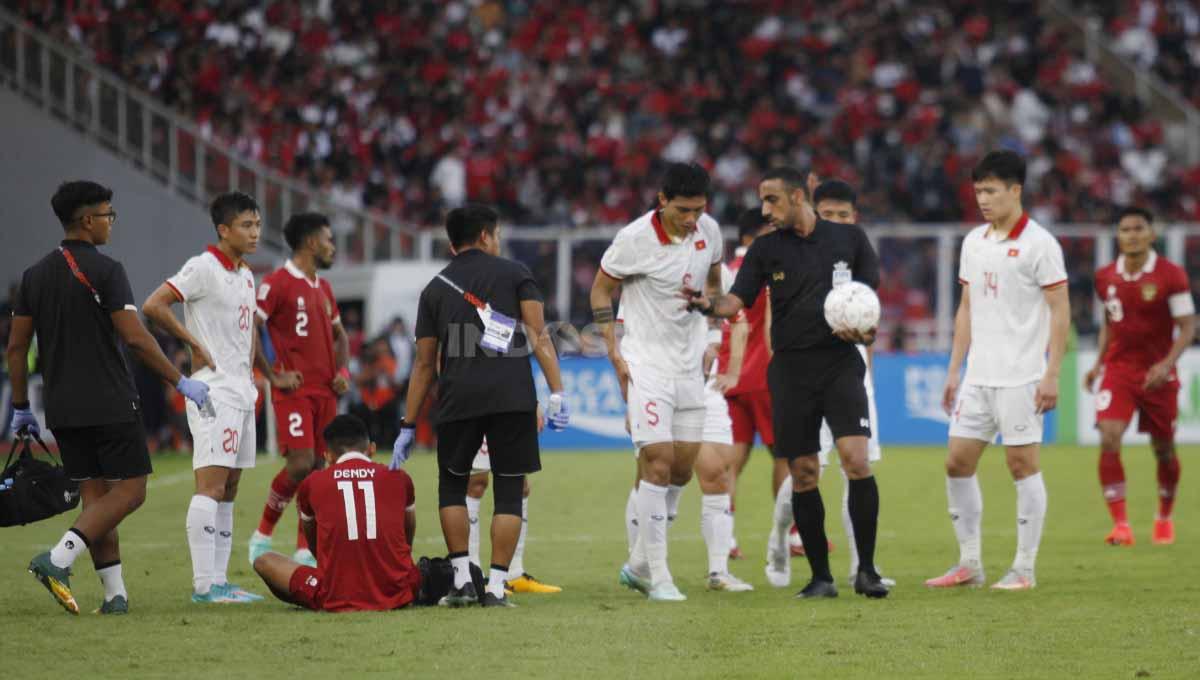 Dendi Sulistyawan (kiri bawah) harus mendapatkan perawatan usai diterjang pemain Vietnam pada laga leg pertama semifinal Piala AFF 2022 antara Timnas Indonesia vs Vietnam di Stadion GBK, Jumat (06/01/23).
