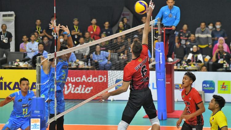 Jakarta STIN BIN saat mengalahkan Kudus Sukun Badak pada Proliga 2023 di Gor Si Jalak Harupat, Bandung, Jawa Barat, Kamis (05/01/2023).