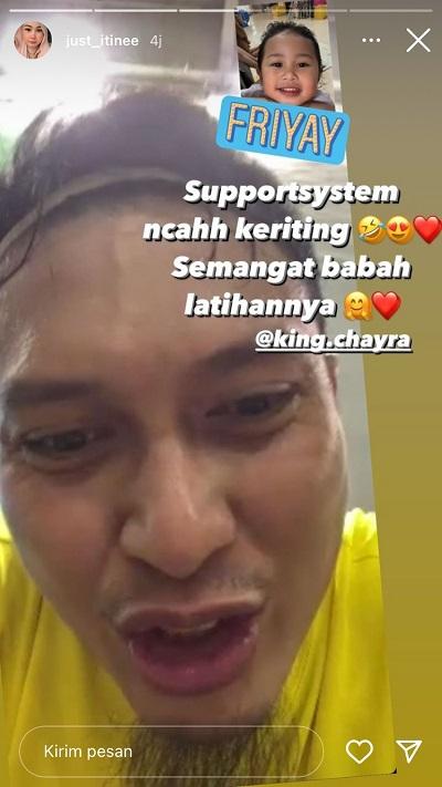 Mohammad Ahsan dapat dukungan dari sosok spesial di sela-sela latihan jelang Malaysia Open 2023 Copyright: instagram @just_itinee