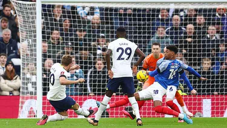 Aksi Harry Kane saat mencetak gol di laga Tottenham Hotspur vs Portsmouth di babak ketiga Piala FA, Sabtu (07/01/23).