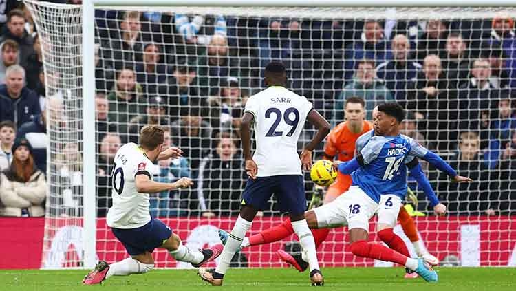 Aksi Harry Kane saat mencetak gol di laga Tottenham Hotspur vs Portsmouth di babak ketiga Piala FA, Sabtu (07/01/23). - INDOSPORT
