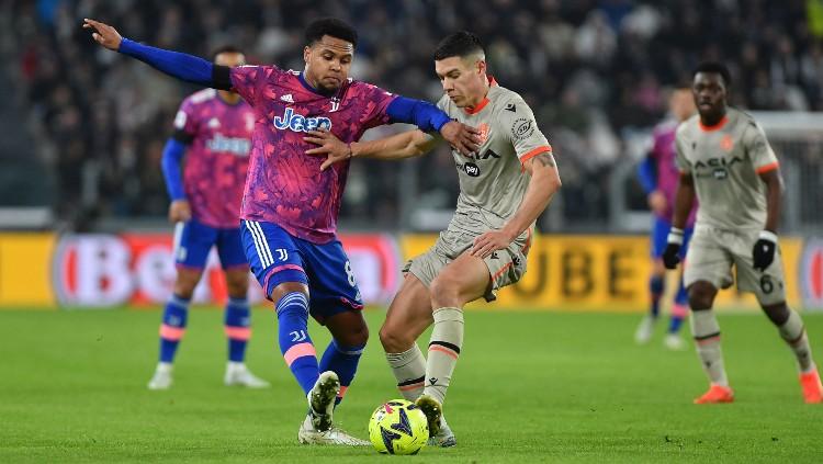 Weston McKennie (kiri) berduel denga Mato Jajalo (kanan) di laga Liga Italia 2022/23 Juventus vs Udinese (08/01/23). (Foto: REUTERS/Massimo Pinca)