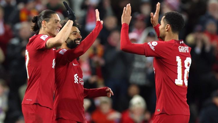 Darwin Nunez, Mohamed Salah, dan Cody Gakpo merayakan gol kedua Liverpool di laga Piala FA 2022/23 kontra Wolves (08/01/23). (Foto: REUTERS/Phil Noble)