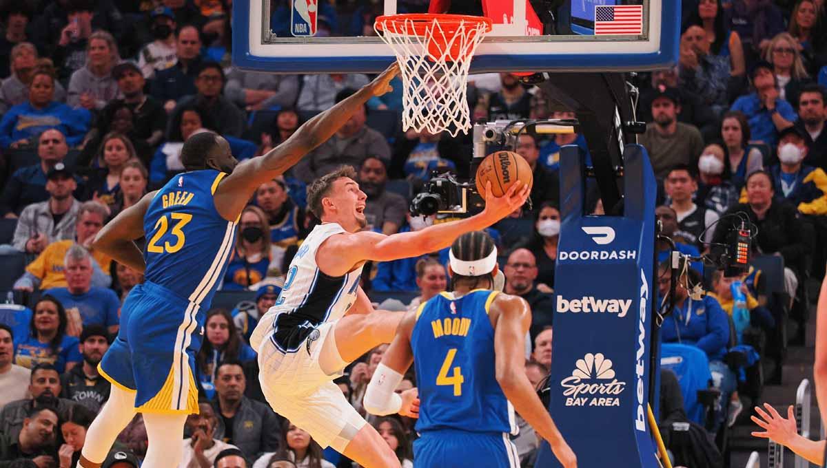 Laga NBA pada, Sabtu (14/01/2023) menjadi saksi bangkitnya permainan Warriors dan juga dominasi Denver Nuggets yang masih berkibar. (Foto: REUTERS/Kelley L Cox) - INDOSPORT