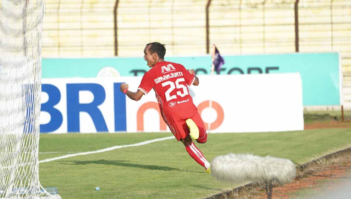 Selebrasi pemain Persija Jakarta Riko Simanjuntak usai mencetak gol ke gawang PSS Sleman laga BRI Liga 1 di Stadion Sultan Agung, Bantul, Minggu (08/01/23). (Foto: Media Persija Jakarta)