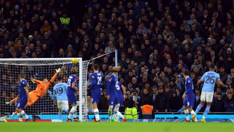 Proses gol Riyad Mahrez di laga Piala FA 2022/23 Manchester City vs Chelsea (08/01/23). (Foto: REUTERS/Molly Darlington) - INDOSPORT