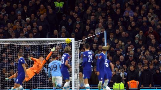 Proses gol Riyad Mahrez di laga Piala FA 2022/23 Manchester City vs Chelsea (08/01/23). (Foto: REUTERS/Molly Darlington)