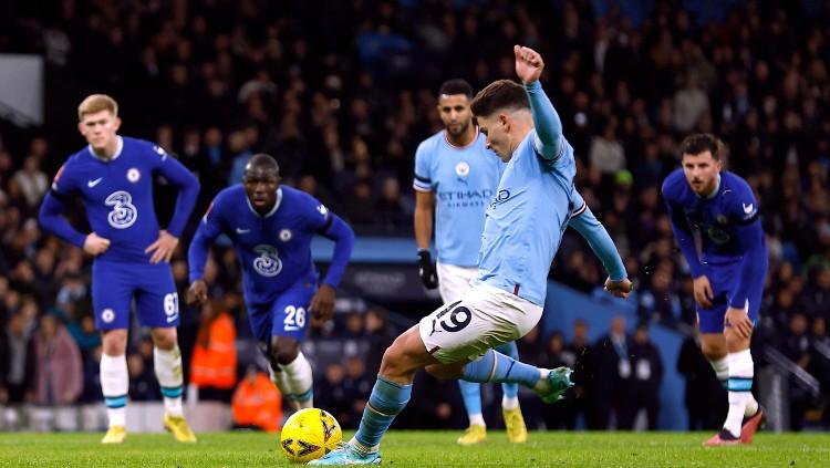 Julian Alvarez mencetak gol penalti di laga Piala FA 2022/23 Manchester City vs Chelsea (08/01/23). (Foto: Reuters/Jason Cairnduff)