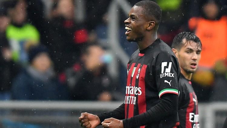 Selebrasi Pierre Kalulu pasca mencetak gol di laga Liga Italia 2022/23 AC Milan vs AS Roma (09/01/23). (Foto: REUTERS/Daniele Mascolo)