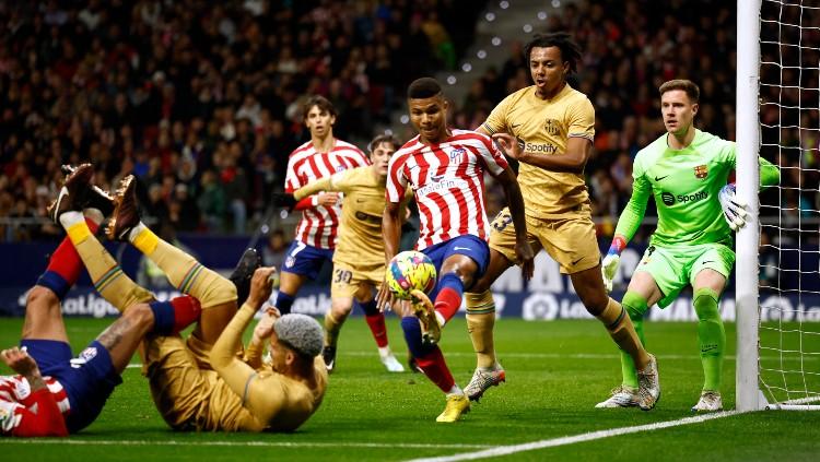 Reinildo Mandava mencoba mengontrol bola di laga Liga Spanyol 2022/23 Atletico Madrid vs Barcelona (09/01/23). (Foto: REUTERS/Juan Medina)