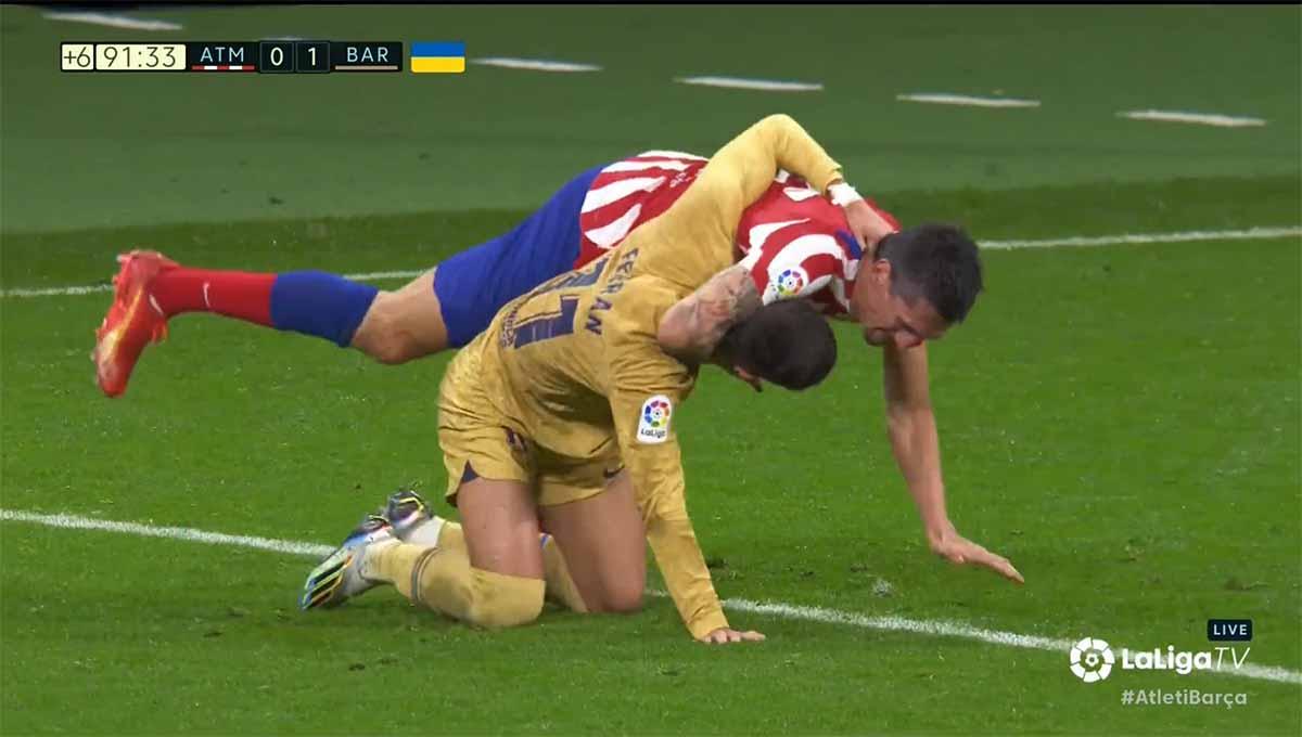 Momen duel Stefan Savic dengan Ferran Torres di laga LaLiga antara atletico vs barcelona. (Foto: Twitter@LaLigaTV)