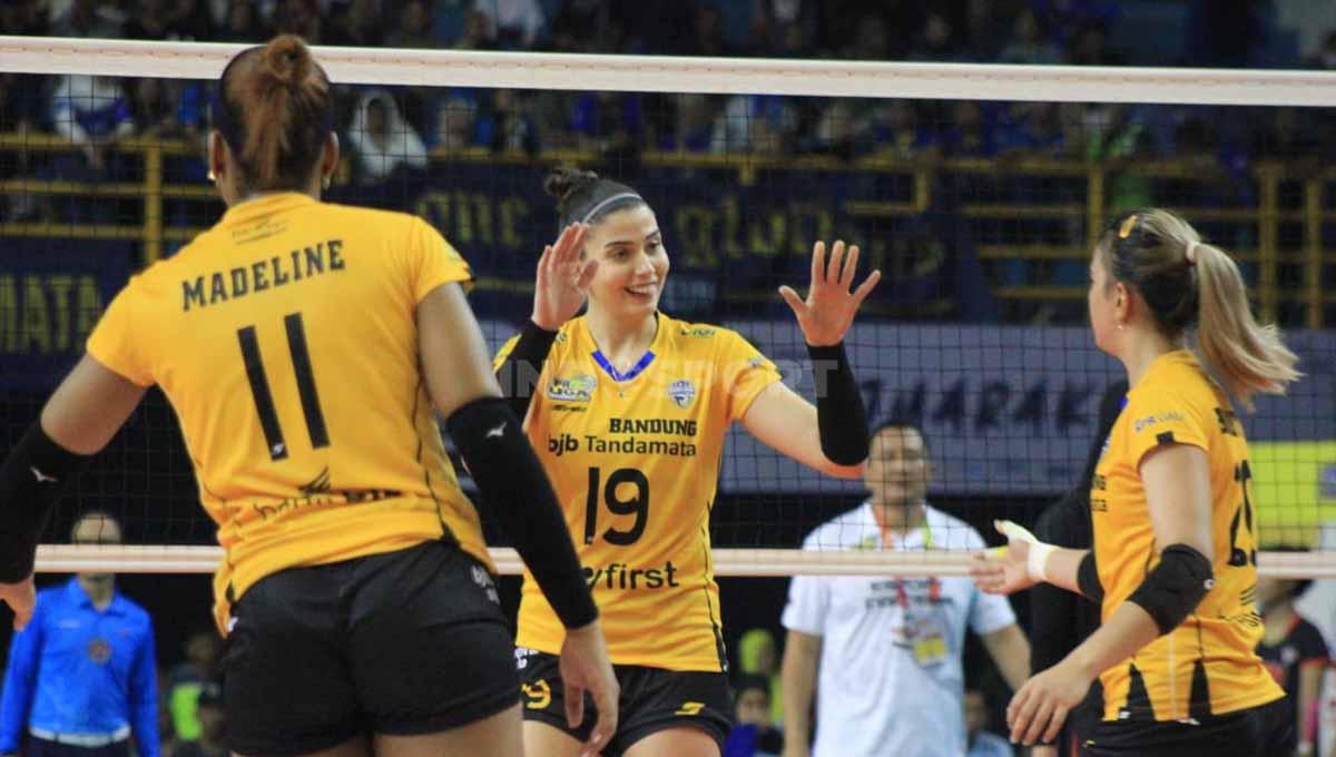 Pemain voli putri asal Turki, Ceren Kapucu menjalani debut bersama Bandung BJB Tandamata di Proliga musim 2023, saat menghadapi tim putri Jakarta BIN, Minggu (08/01/23).