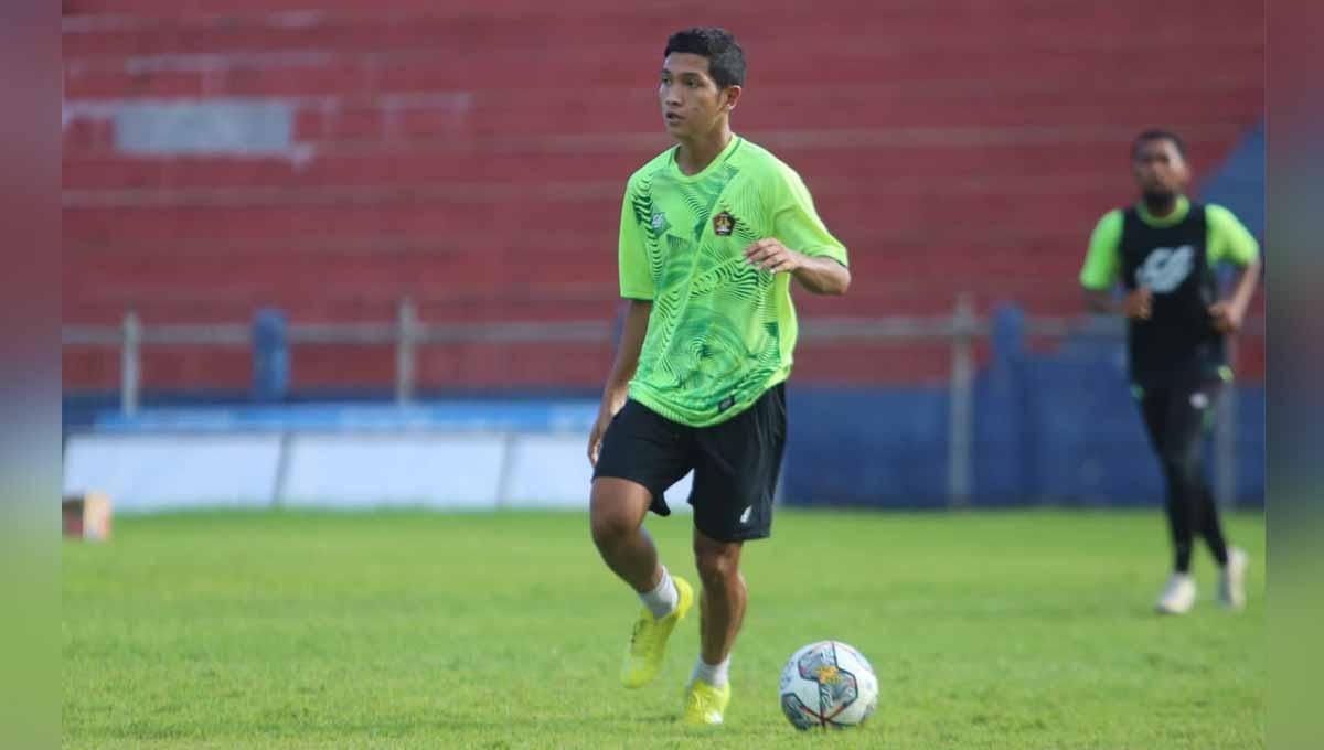 Klub Liga 1, Persik Kediri, punya proyeksi berbeda terhadap dua pemain muda yang baru saja diumumkan sebagai bagian tim pada Minggu (08/01/23), salah satunya Rangga Widiansyah. - INDOSPORT