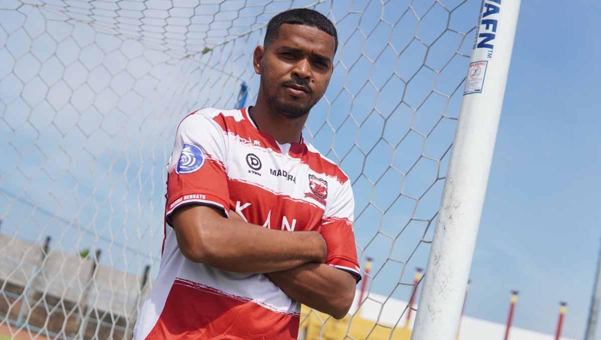Madura United perkenalkan Hasim Kipuw sebagai pemain pinjaman dari Arema FC untuk putaran kedua Liga 1. - INDOSPORT