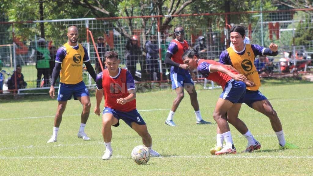 Persib Bandung berlatih di Lapangan Batununggal, Kota Bandung, Senin (09/01/23).