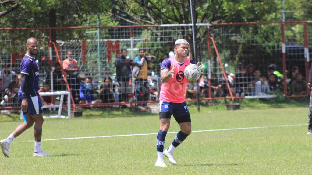 Pemain depan Persib, Ciro Alves berlatih di Lapangan Batununggal, Kota Bandung, Senin (09/01/23).