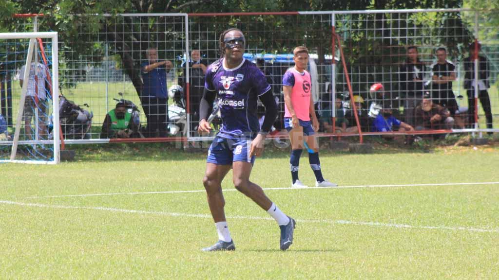 Bek Persib, Victor Igbonefo saat berlatih bersama tim Persib, di Lapangan Batununggal, Kota Bandung, Senin (09/01/23).