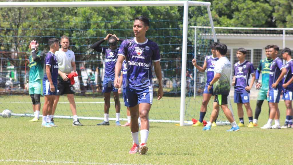 Gelandang Persib, Beckham Putra Nugraha saat berlatih bersama tim Persib, di Lapangan Batununggal, Kota Bandung, Senin (09/01/23).