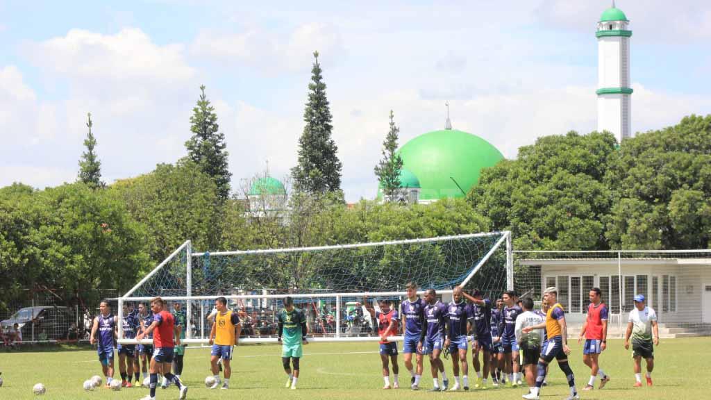 Pemain Persib saat latihan di Lapangan Batununggal, Kota Bandung, Senin (09/01/23).
