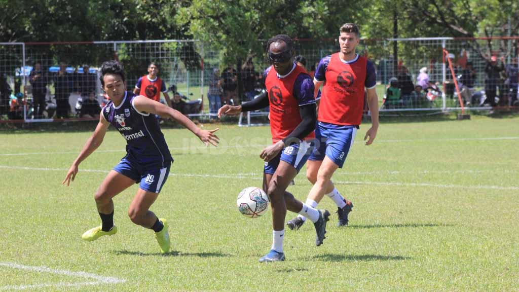 Bek Persib, Victor Igbonefo saat berlatih bersama tim Persib, di Lapangan Batununggal, Kota Bandung, Senin (09/01/23).