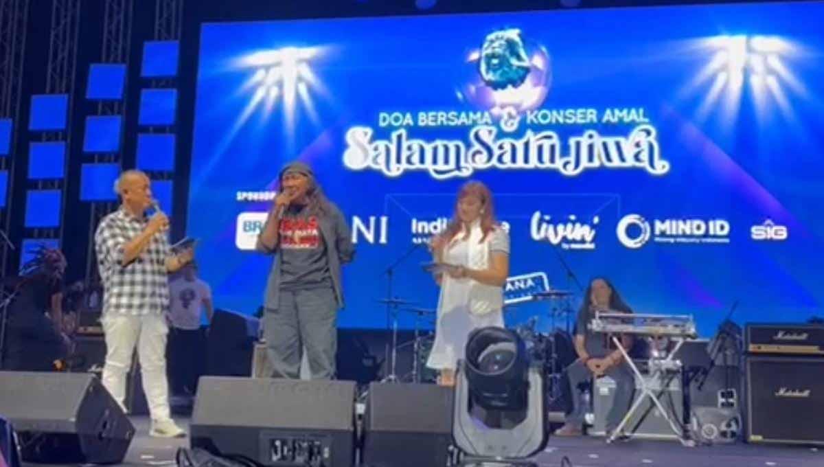 Musisi sekaligus sesepuh Aremania, Anto Baret (tengah) pada acara Doa Bersama dan Konser Amal Salam Satu Jiwa di Galdiator Arena, Bekasi, Jawa Barat, Minggu (08/01/23).
