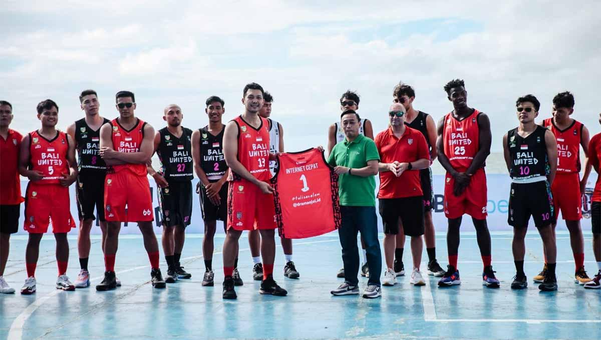 Tim basket Bali United saat merilis jersey baru untuk IBL 2023 di Discovery Mall, Kuta, Bali. (Foto: Bali United) - INDOSPORT