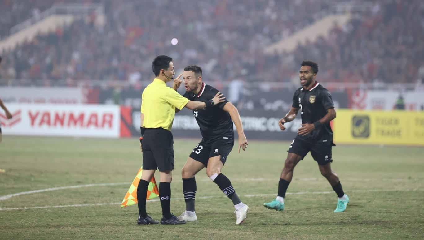 Pemain Timnas Indonesia Marc Klok memprotes keras wasit pada pertandingan leg kedua semifinal Piala AFF 2022 antara Vietnam vs Timnas Indonesia di Stadion My Dinh National, Hanoi, Senin (09/01/23). (Foto: PSSI)