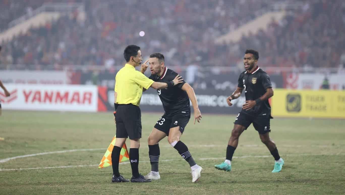 Pemain Timnas Indonesia Marc Klok memprotes keras wasit pada pertandingan leg kedua semifinal Piala AFF 2022 antara Vietnam vs Timnas Indonesia di Stadion My Dinh National, Hanoi, Senin (09/01/23). (Foto: PSSI) - INDOSPORT