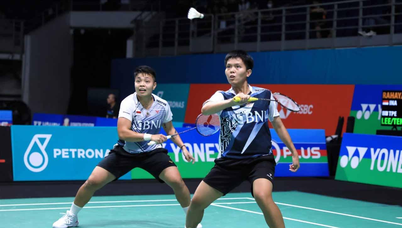 Apriyani Rahayu memberikan kata-kata menyentuh, untuk Siti Fadia selaku pasangannya setelah mengalami cedera dan mundur dari semifinal Malaysia Open 2023. (Foto: PBSI)