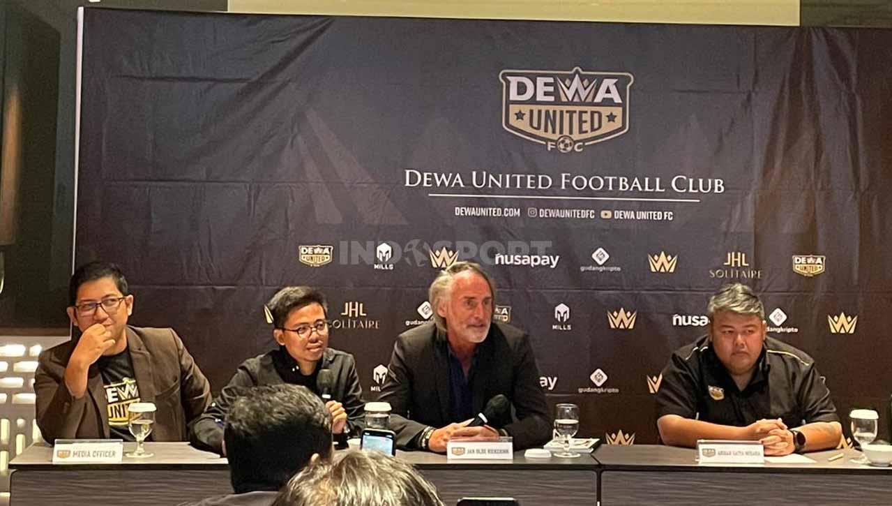 Manajemen Dewa United akan mendatangkan 11 pemain baru untuk kompetisi Liga 1 2023/2024. - INDOSPORT