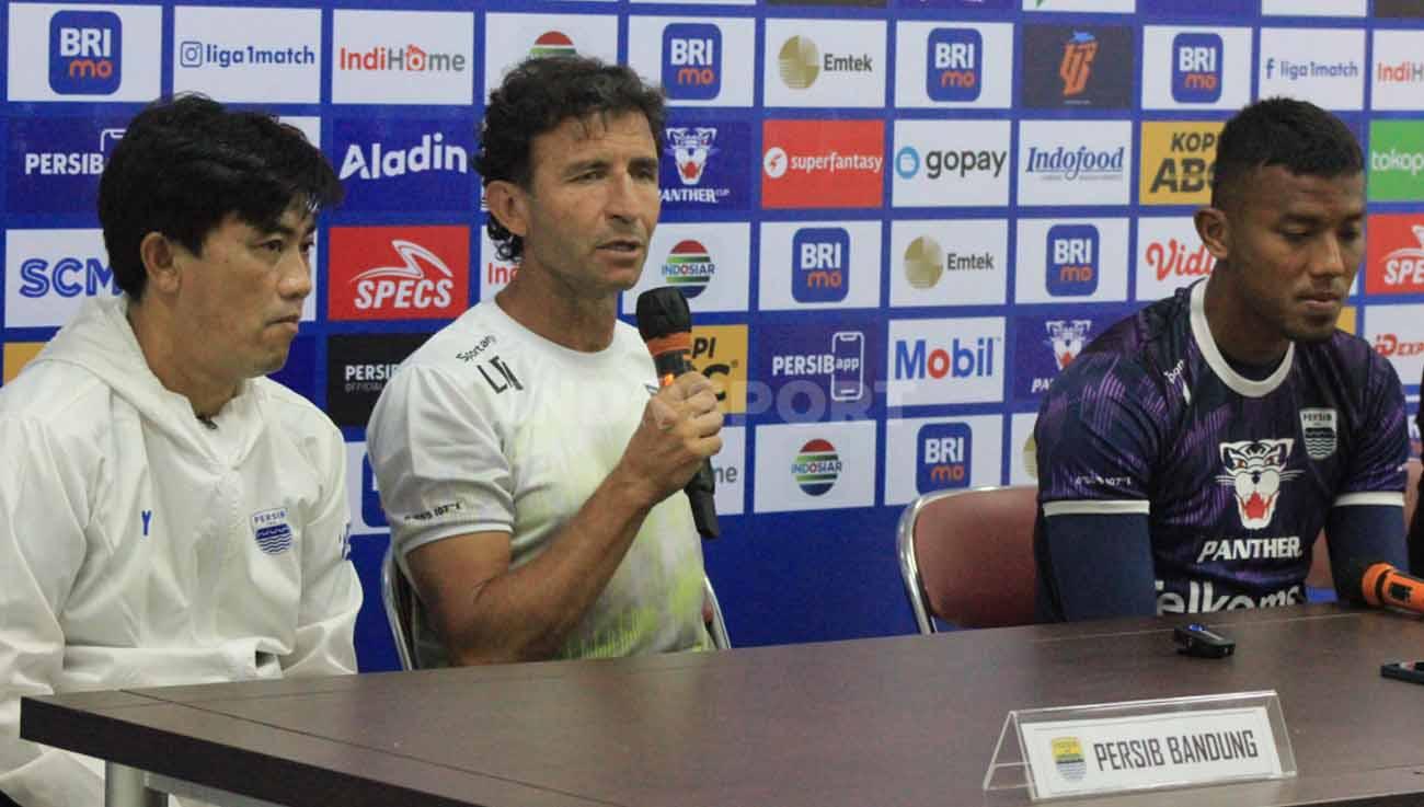 Pelatih Maung Bandung, Luis Milla, tetap memberikan ceramah alias koreksi terhadap para pemainnya setelah pertandingan Liga 1 antara PSIS vs Persib, Selasa (31/02/23).
