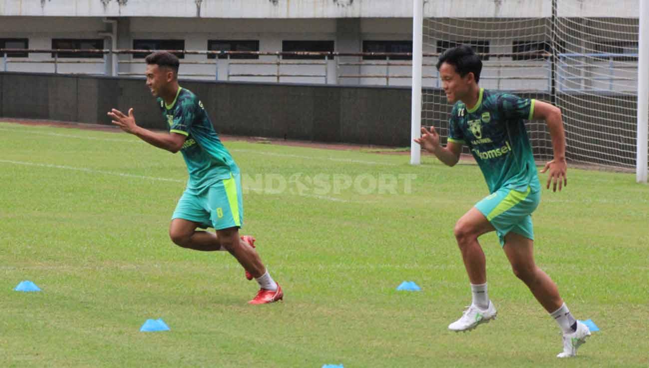 Duo Persib Bandung, Abdul Aziz dan Arsan Makarin, saat Official Training di Stadion GBLA, Selasa (10/01/23), jelang laga tunda pekan ke-11 Liga 1. - INDOSPORT