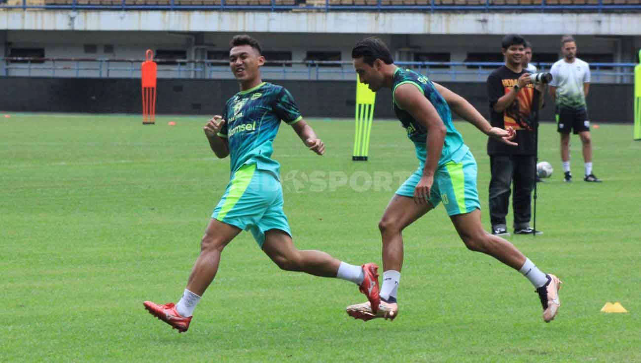 Abdul Aziz dan Ezra Walian, saat Official Training di Stadion GBLA, Selasa (10/01/23), jelang laga tunda pekan ke-11 Liga 1 2022-2023 menghadapi Persija Jakarta.