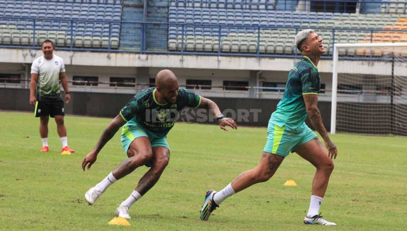 David da Silva dan Ciro Alves saat Official Training di Stadion GBLA, Selasa (10/01/23), jelang laga tunda pekan ke-11 Liga 1 2022-2023 menghadapi Persija Jakarta.