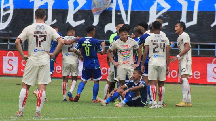 Persib Bandung menghadapi Persija Jakarta, pada pertandingan tunda pekan ke-11 Liga 1 2022-2023 di Stadion Gelora Bandung Lautan Api (GBLA), Kota Bandung, Rabu (11/1/23).