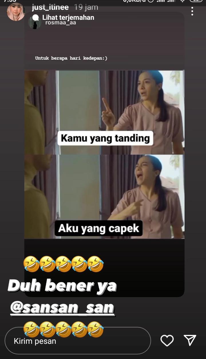 Status kocak istri Mohammad Ahsan saat ditinggal sang suami ke Malaysia Open 2023. Copyright: Instagram Story @just_itinee