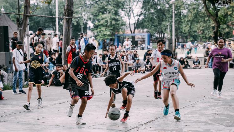 Dewa United Banten ikut terlibat dalam gerakan memasyarakatkan basket di Kota Tangerang yang diinisiasi Perbasi Kota Tangerang, Rabu (11/01/23). - INDOSPORT