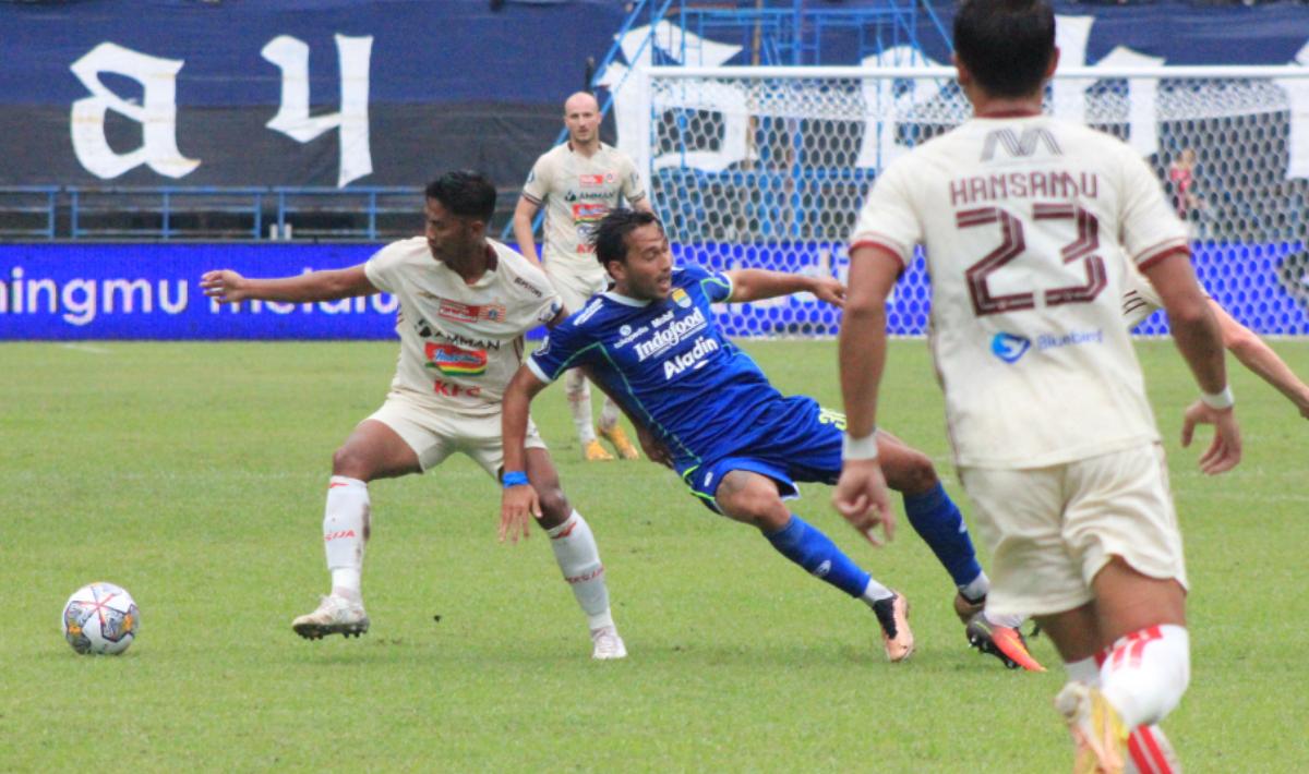 Ezra Walian jatuh saat berduel dengan pemain Persija pada pertandingan tunda Liga 1 antara Persib Bandung melawan Persija Jakarta di Stadion GBLA, Rabu (11/01/2023).